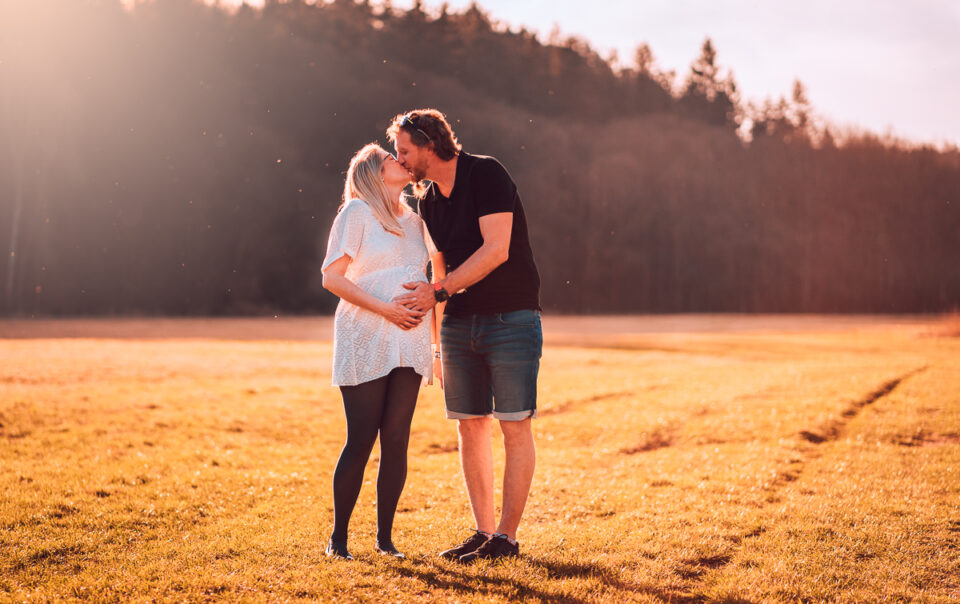 Romantické těhotenské focení u Berounky s Terkou a Martinem - Fotograf Radek Vandra