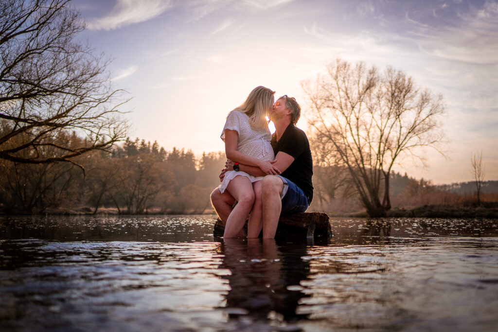 Romantické těhotenské focení u Berounky s Terkou a Martinem - Fotograf Radek Vandra