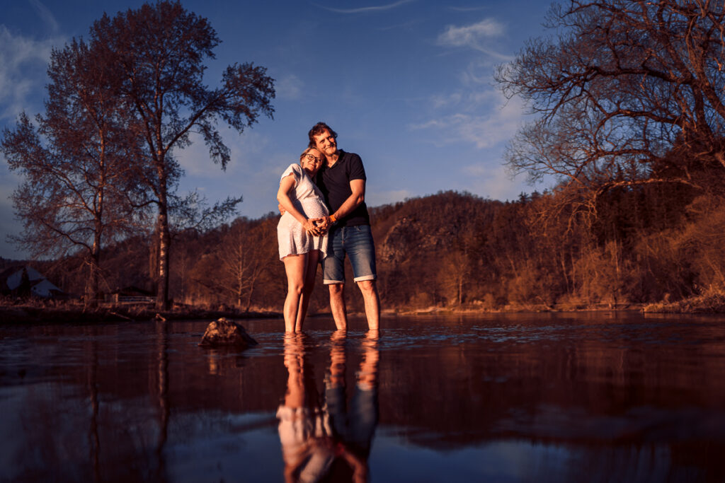 Romantické těhotenské focení u Berounky s Terkou a Martinem - Fotograf Radek Vandra