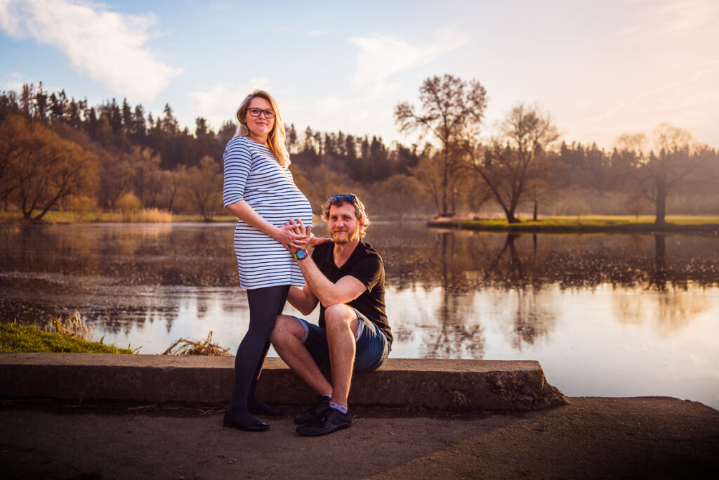 Romantické těhotenské focení u Berounky s Terkou a Martinem - Fotograf Radek Vandra