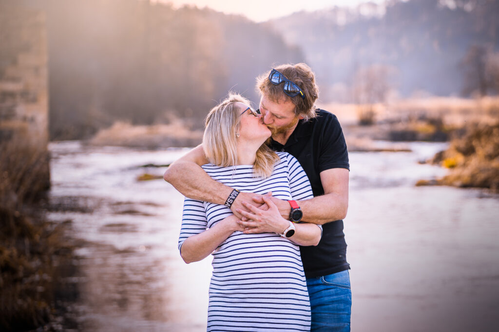 Romantické těhotenské focení u Berounky s Terkou a Martinem - Fotograf Radek Vandra