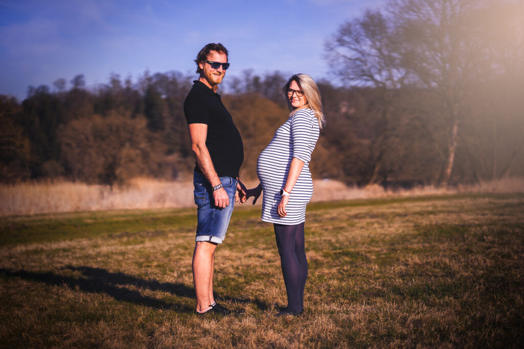 Romantické těhotenské focení u Berounky s Terkou a Martinem - Fotograf Radek Vandra