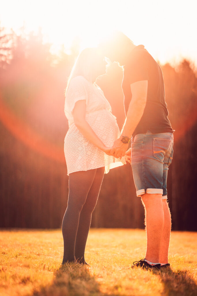 Romantické těhotenské focení u Berounky s Terkou a Martinem - Fotograf Radek Vandra