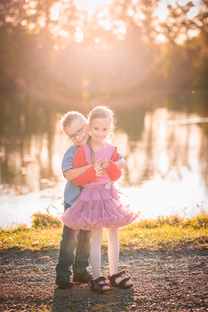 Rodinné focení - dvojčata - západ slunce - zámek Kozel - Fotograf Radek Vandra Photography